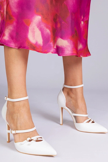 Baltas augstpapēžu kurpes... 2