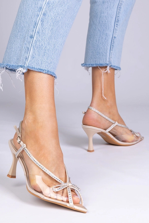 Smilšu krāsas caurspīdīgas sandales...