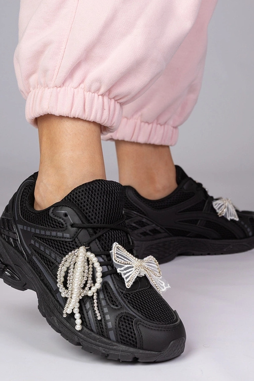 Melni sporta kurpes ar noņemamiem...