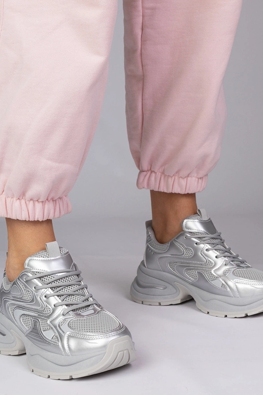 Sudraba sporta kurpes uz bieza zoles,...