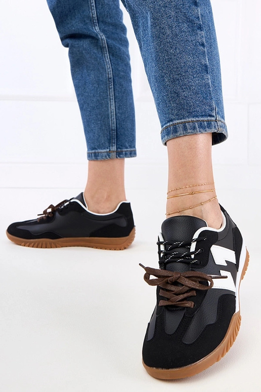 Melni sporta kurpes ar krāsainām...