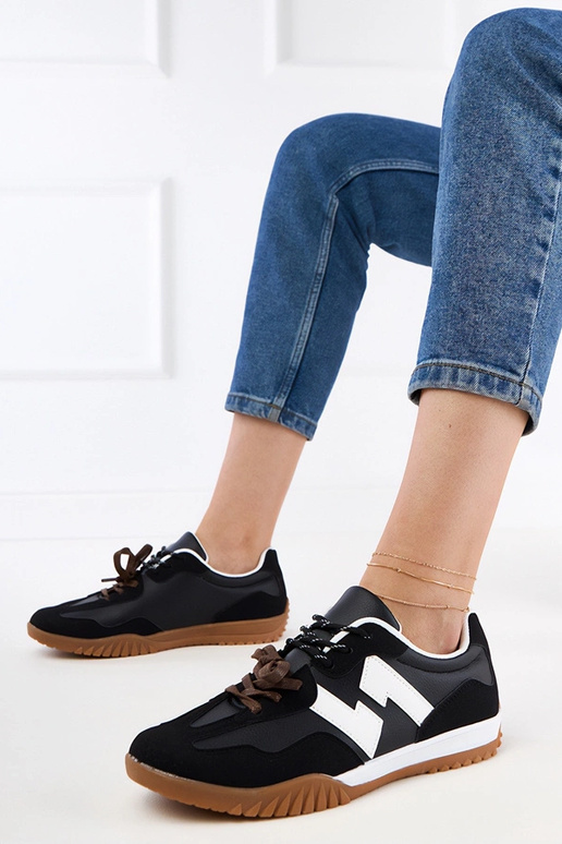 Melni sporta kurpes ar krāsainām...