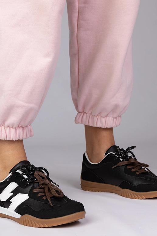 Melni sporta kurpes ar krāsainām...