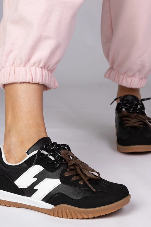 Melni sporta kurpes ar krāsainām...