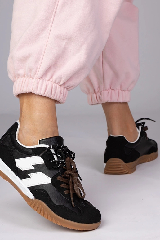 Melni sporta kurpes ar krāsainām...