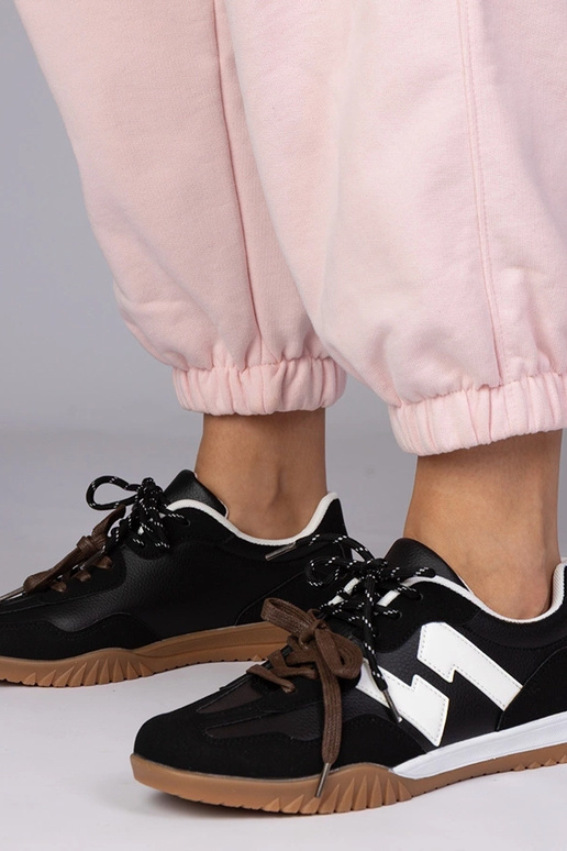 Melni sporta kurpes ar krāsainām...