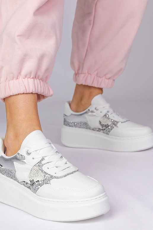 Baltas sporta kurpes ar spīdumiem un...