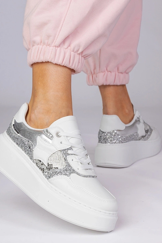 Baltas sporta kurpes ar spīdumiem un...