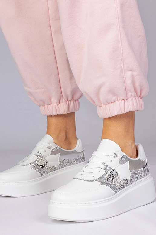 Baltas sporta kurpes ar spīdumiem un...