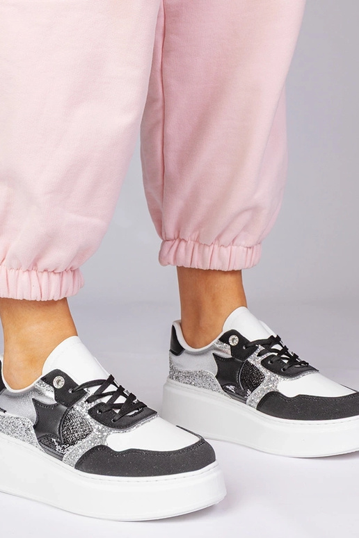 Melni sporta kurpes ar spīdumiem un...