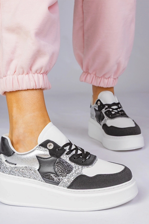 Melni sporta kurpes ar spīdumiem un...