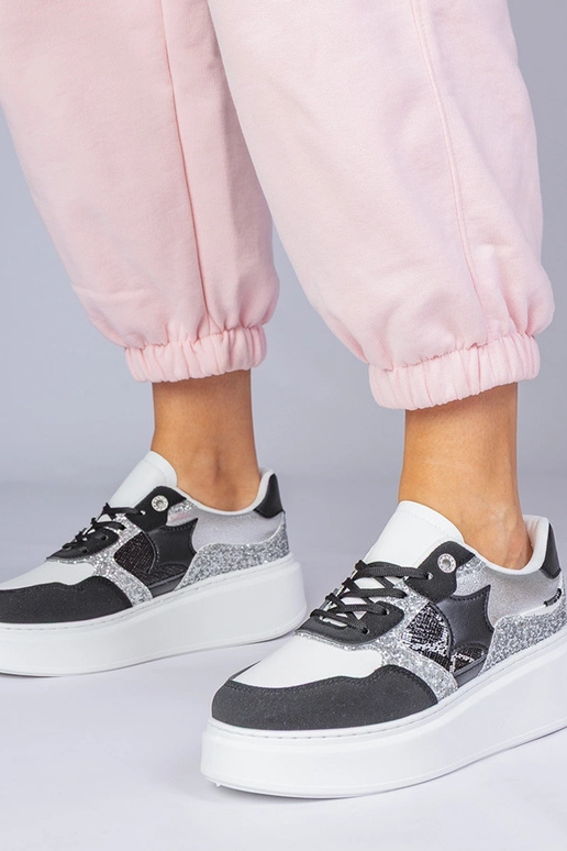 Melni sporta kurpes ar spīdumiem un...