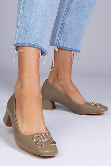 Zaļas augstpapēžu kurpes uz... 2