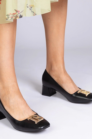 Melni augstpapēžu kurpes uz...