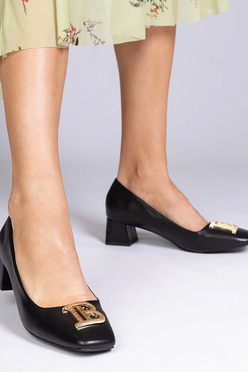 Melni augstpapēžu kurpes uz... 2