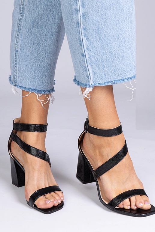 Melni sandales no mākslīgās ādas uz...