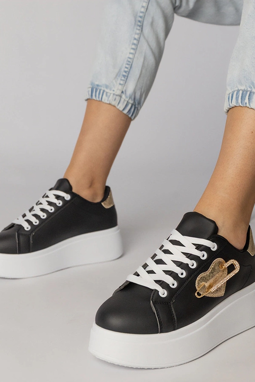 Melni sporta apavi ar sirdītes formas...