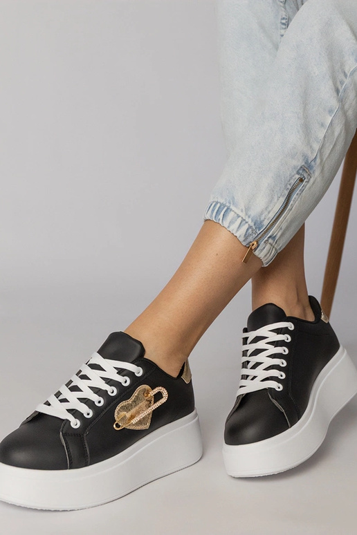 Melni sporta apavi ar sirdītes formas...