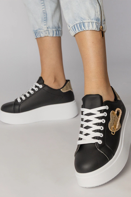 Melni sporta apavi ar sirdītes formas...