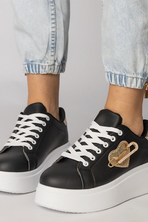 Melni sporta apavi ar sirdītes formas...