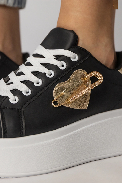 Melni sporta apavi ar sirdītes formas...