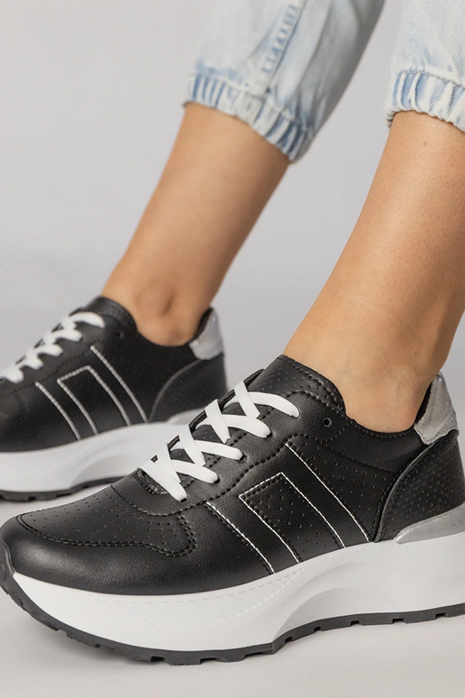 Melni sporta apavi ar sudraba...