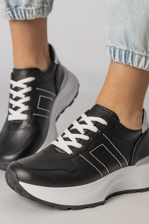 Melni sporta apavi ar sudraba...