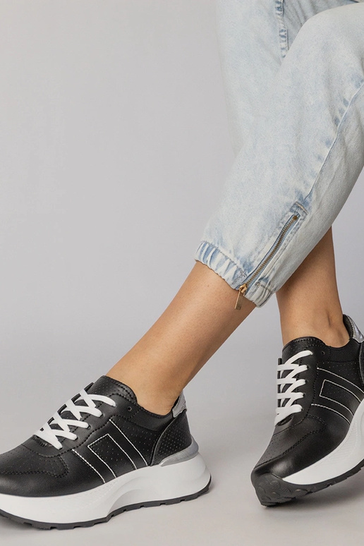 Melni sporta apavi ar sudraba...