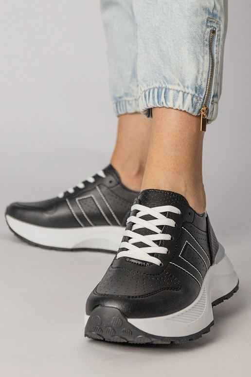 Melni sporta apavi ar sudraba...