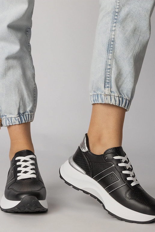 Melni sporta apavi ar sudraba...