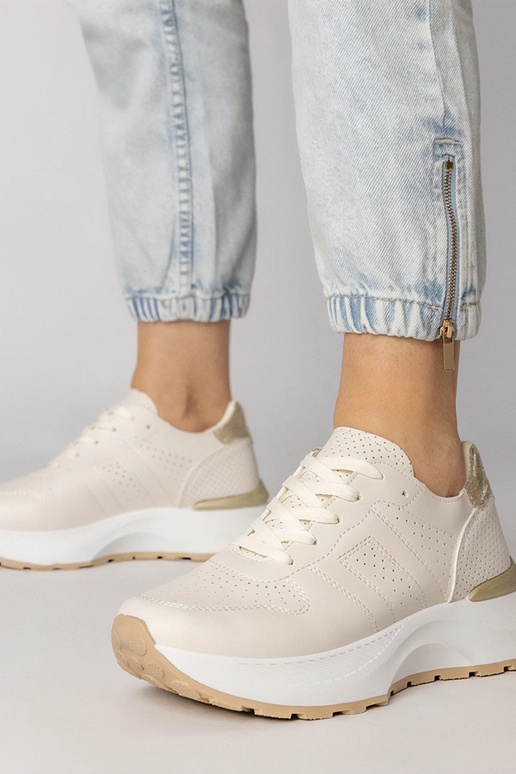 Smilšu krāsas sporta apavi ar zelta...