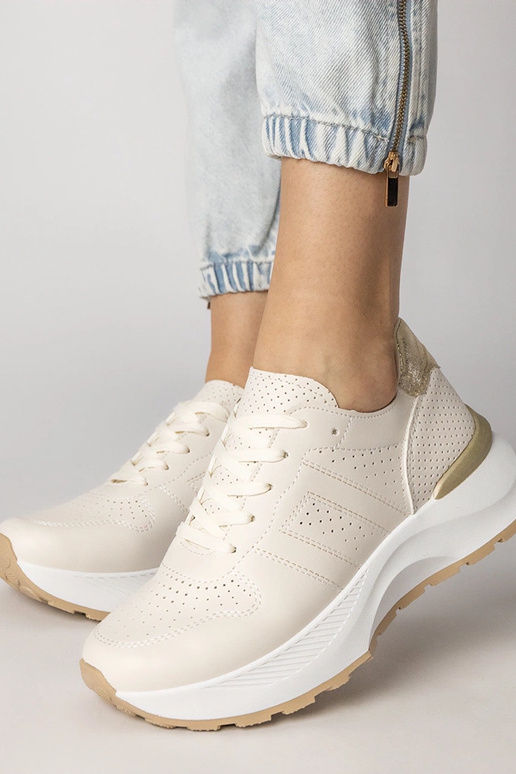 Smilšu krāsas sporta apavi ar zelta...