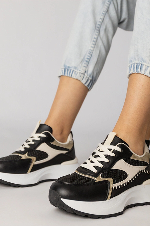 Melnas sporta apavi ar pinuma raksta...