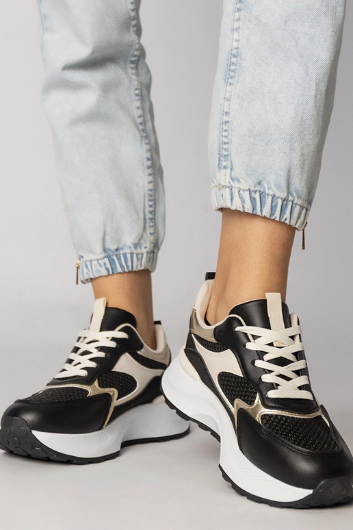 Melnas sporta apavi ar pinuma raksta...