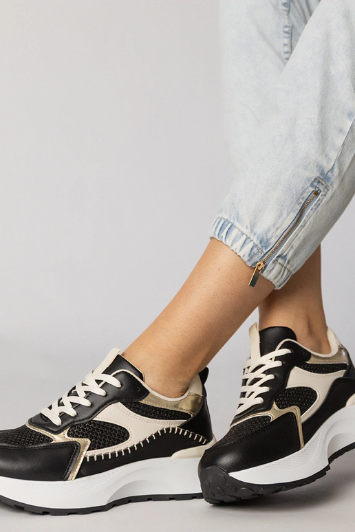 Melnas sporta apavi ar pinuma raksta...