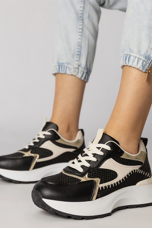 Melnas sporta apavi ar pinuma raksta...