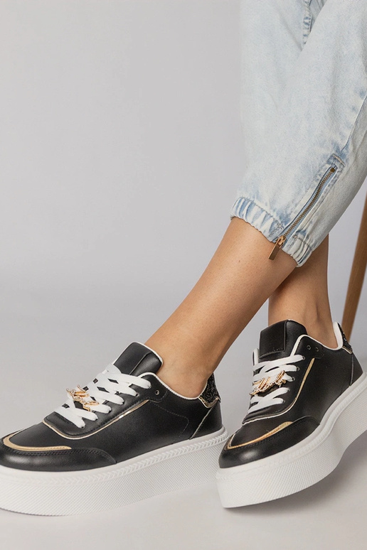 Melnas sporta apavi ar spīdumiem un...