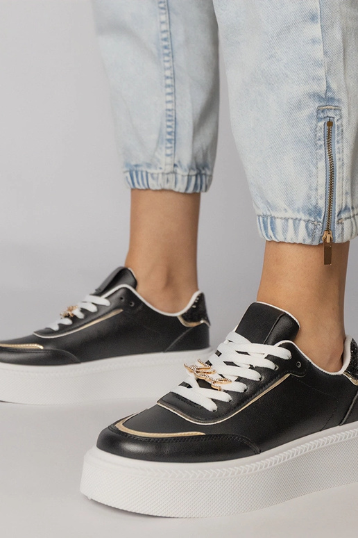 Melnas sporta apavi ar spīdumiem un...