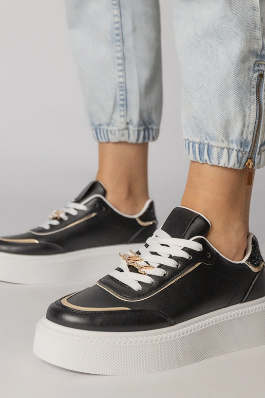 Melnas sporta apavi ar spīdumiem un...