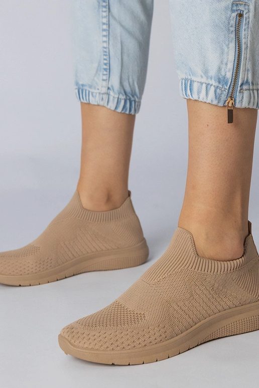 Smilšu krāsas sporta apavi ar zeķes...