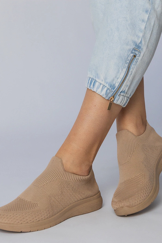 Smilšu krāsas sporta apavi ar zeķes...