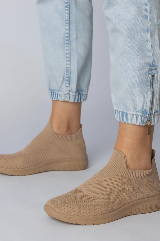 Smilšu krāsas sporta apavi ar zeķes...