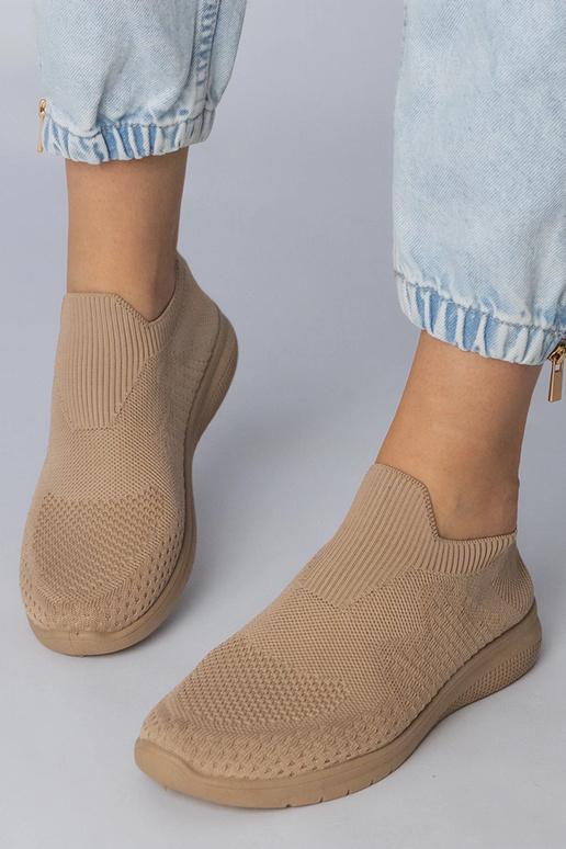 Smilšu krāsas sporta apavi ar zeķes...