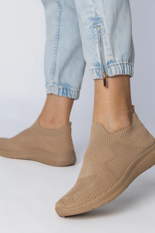 Smilšu krāsas sporta apavi ar zeķes...