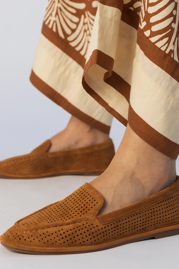 Melni caurumiņi mokasīni no...