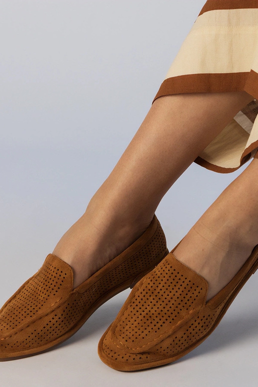 Melni caurumiņi mokasīni no mākslīgā...