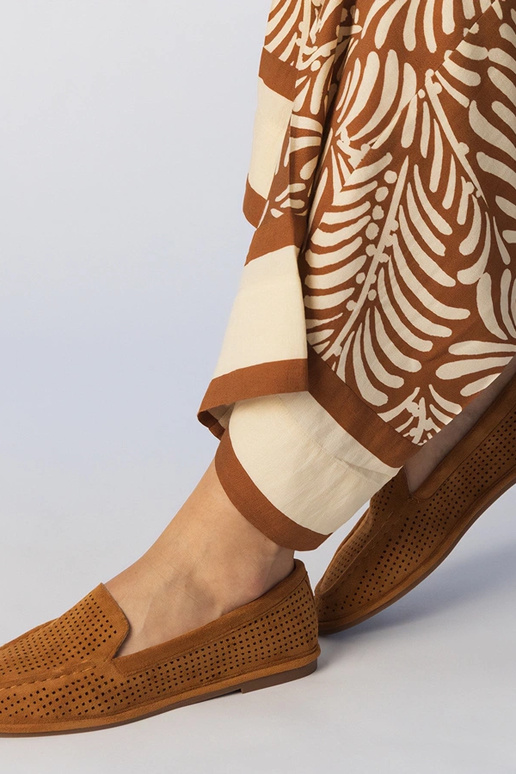 Melni caurumiņi mokasīni no mākslīgā...