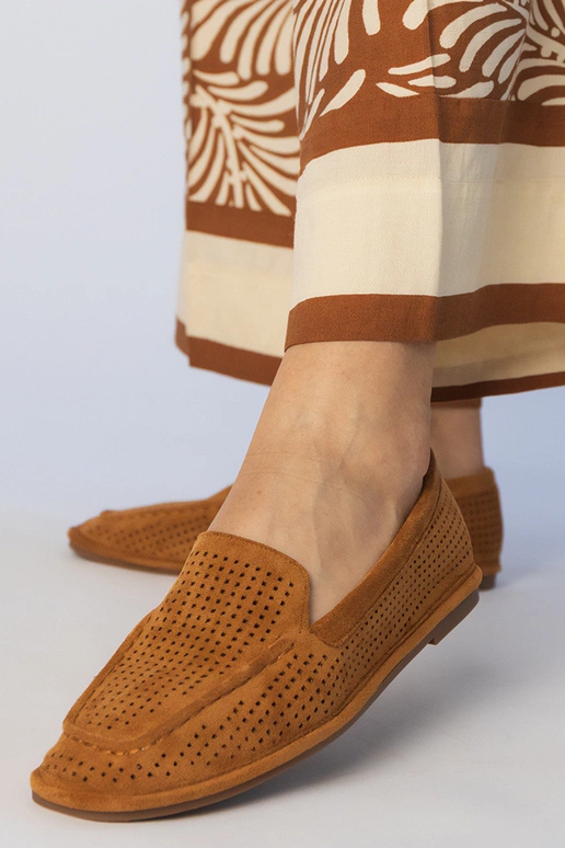 Melni caurumiņi mokasīni no mākslīgā...