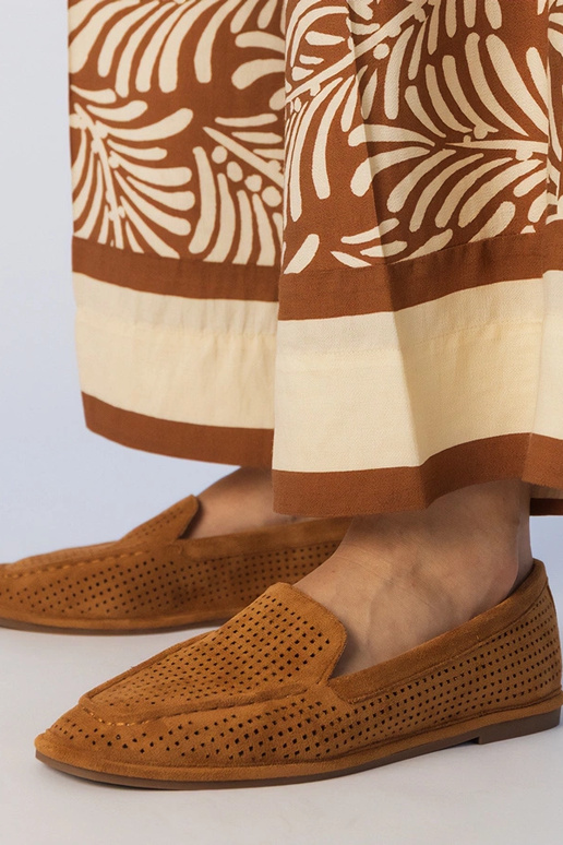 Melni caurumiņi mokasīni no mākslīgā...