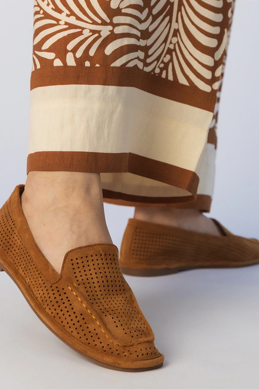 Melni caurumiņi mokasīni no mākslīgā...